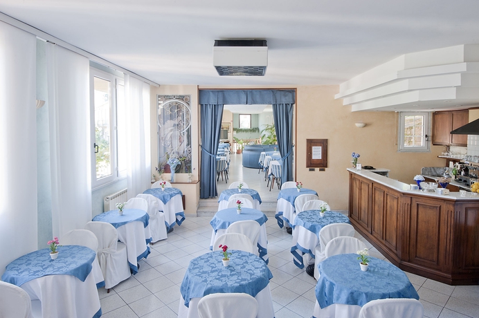 Imagen del bar/restaurante del Hotel Nella. Foto 3