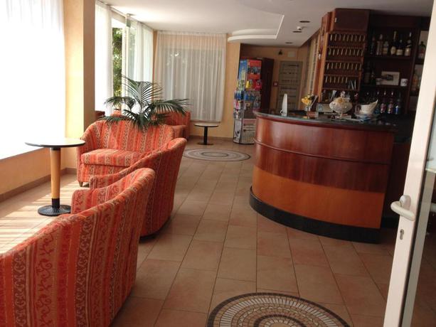 Imagen de los interiores del Hotel Nella, Rimini. Foto 11