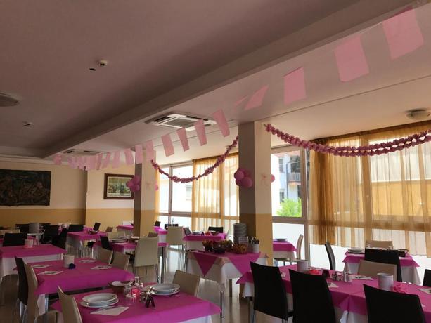 Imagen del bar/restaurante del Hotel Nella, Rimini. Foto 2