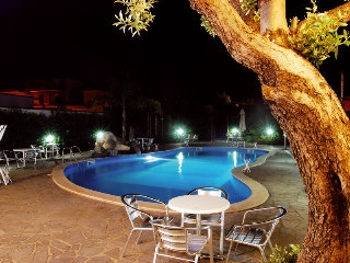 Imagen de la piscina del Hotel Nelton. Foto 9