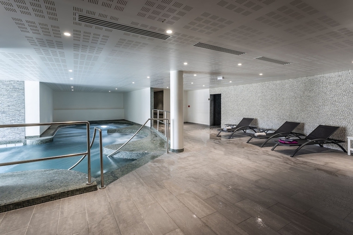 Imagen de la piscina del Hotel Nemea Appart Les Hauts de Milady Biarritz. Foto 19