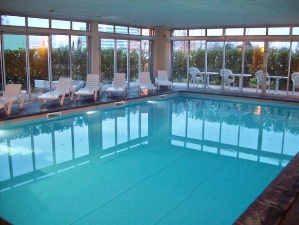 Imagen de la piscina del Hotel Nemea Appart Toulouse Aéroport. Foto 16