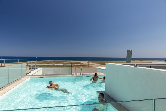 Imagen de la piscina del Hotel Nemea Appart`Riviera Nice Aeroport. Foto 18