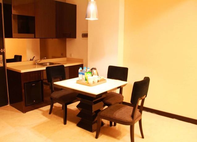 Imagen de la habitación del Hotel Nemuru Grand Bellevue Radio Dalam. Foto 5