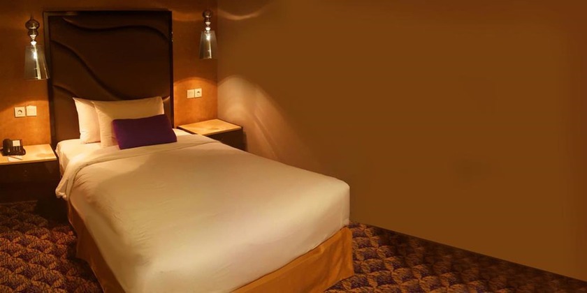 Imagen de la habitación del Hotel Nemuru Grand Bellevue Radio Dalam. Foto 9