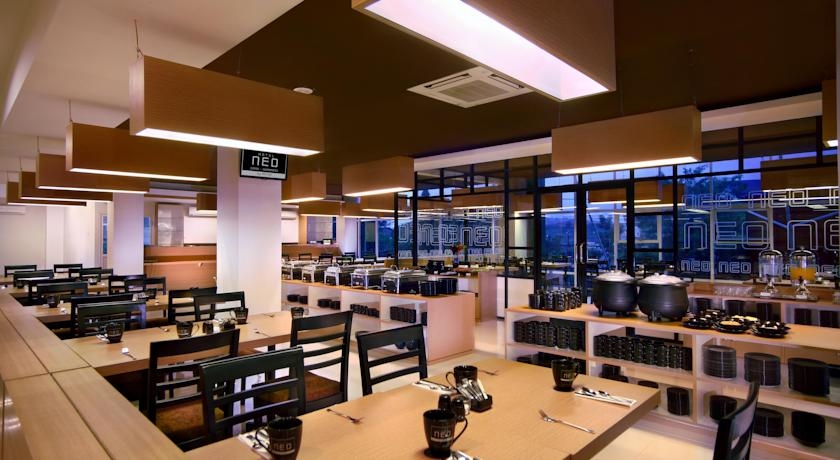 Imagen del bar/restaurante del Hotel Neo Candi Simpang Lima - Semarang By Aston. Foto 2