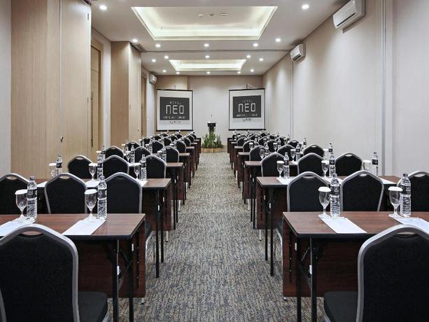 Imagen de los interiores del Hotel Neo Cirebon By Aston. Foto 11
