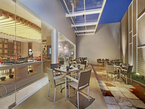 Imagen del bar/restaurante del Hotel Neo Cirebon By Aston. Foto 3