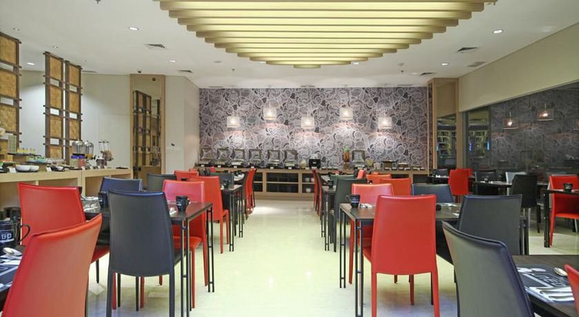 Imagen del bar/restaurante del Hotel Neo Cirebon By Aston. Foto 4