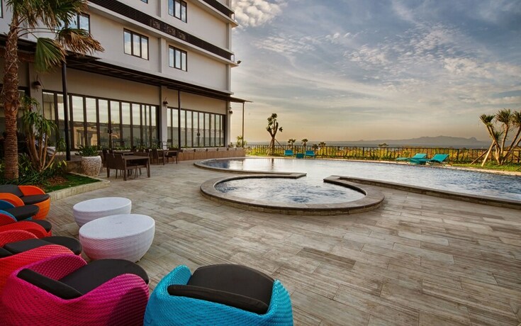 Imagen de la piscina del Hotel Neo Eltari Kupang By Aston. Foto 27