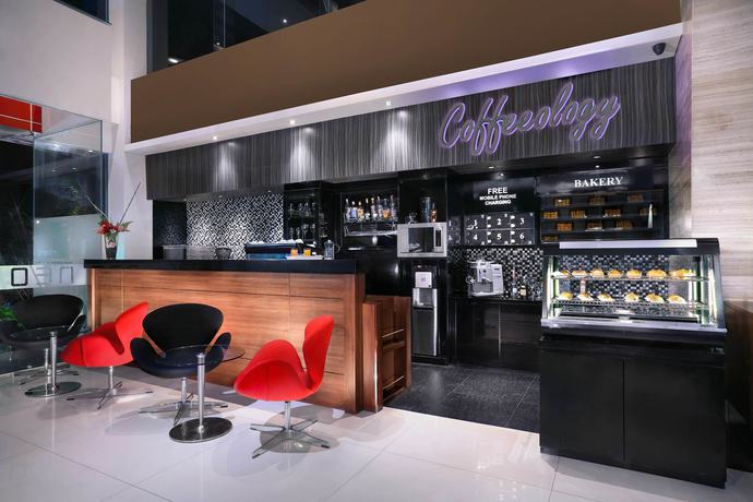 Imagen del bar/restaurante del Hotel Neo Gubeng - Surabaya By Aston. Foto 2