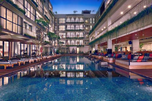 Imagen de la piscina del Hotel Neo + Kuta Legian by ASTON. Foto 13