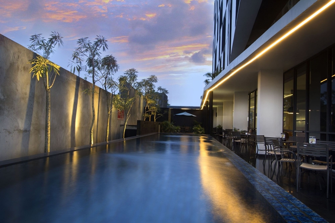 Imagen de la piscina del Hotel Neo Tendean Jakarta By Aston. Foto 11