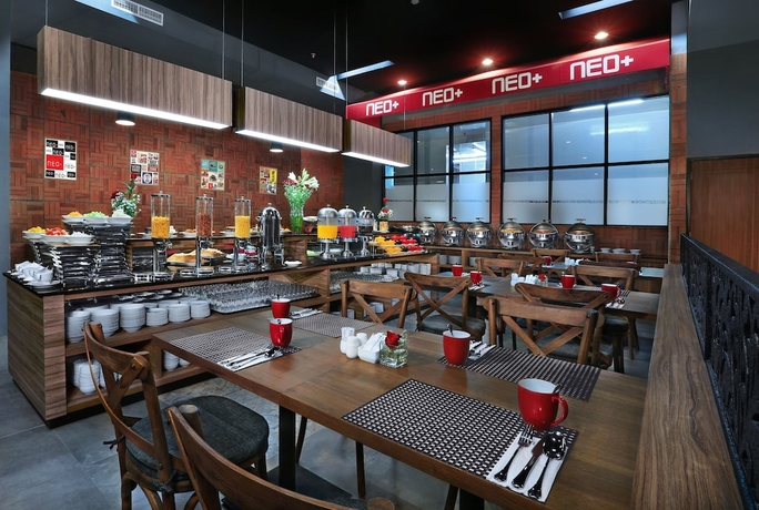 Imagen del bar/restaurante del Hotel Neo+ Waru Sidoarjo By Aston. Foto 4