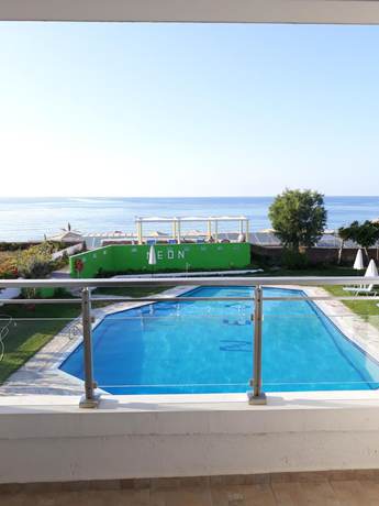 Imagen de la piscina del Hotel Neon, Stalos. Foto 19