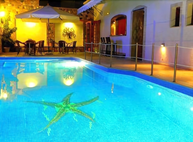 Imagen de la piscina del Hotel Nepheli, Karlovasi. Foto 13