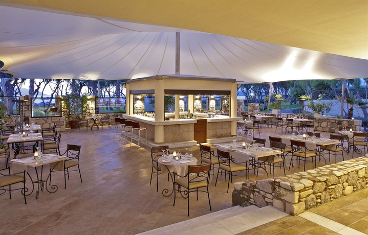 Imagen del bar/restaurante del Hotel Neptune Luxury Resort. Foto 4