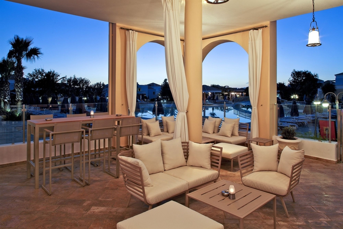 Imagen de la piscina del Hotel Neptune Luxury Resort. Foto 14