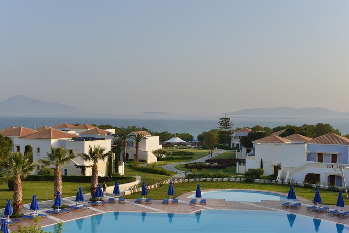 Imagen de la piscina del Hotel Neptune Luxury Resort. Foto 15