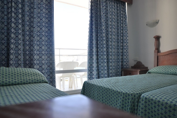 Imagen de la habitación del Hotel Neptuno, Bahia San Antonio. Foto 2