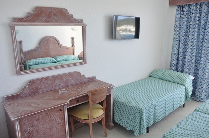 Imagen de la habitación del Hotel Neptuno, Bahia San Antonio. Foto 4