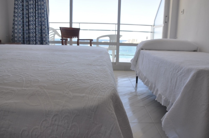 Imagen de la habitación del Hotel Neptuno, Bahia San Antonio. Foto 5