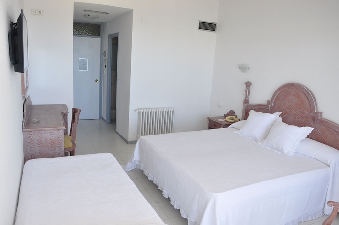 Imagen de la habitación del Hotel Neptuno, Bahia San Antonio. Foto 8