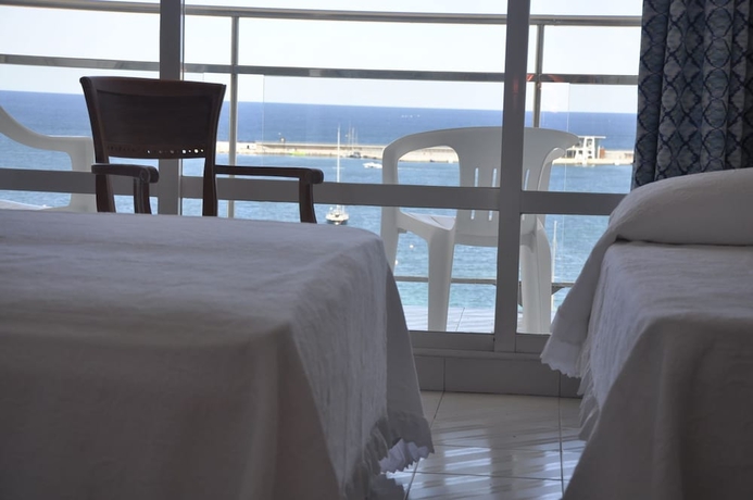 Imagen de la habitación del Hotel Neptuno, Bahia San Antonio. Foto 9