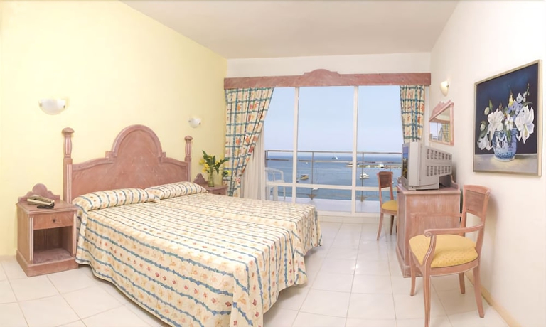 Imagen de la habitación del Hotel Neptuno, Bahia San Antonio. Foto 12