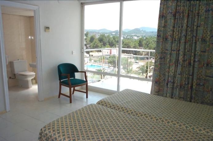 Imagen de la habitación del Hotel Neptuno, Bahia San Antonio. Foto 13