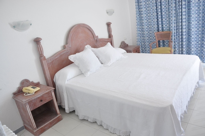 Imagen de la habitación del Hotel Neptuno, Bahia San Antonio. Foto 16