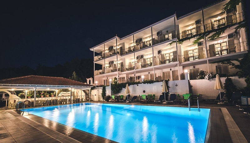 Imagen de la piscina del Hotel Nereides, Al&oacute;nnisos. Foto 15