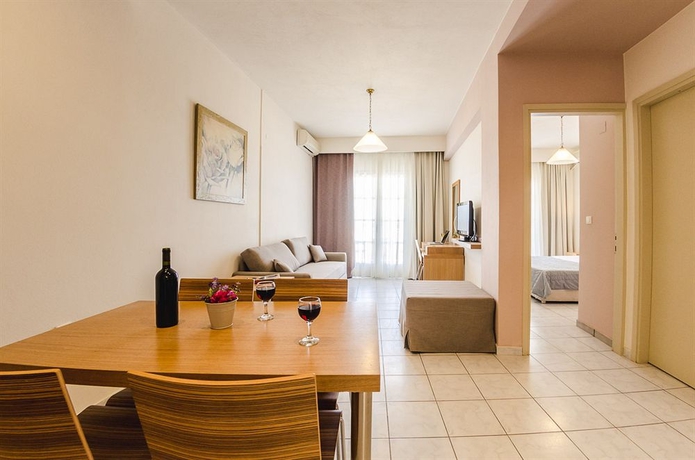 Imagen de los interiores del Hotel Nereides, Al&oacute;nnisos. Foto 13