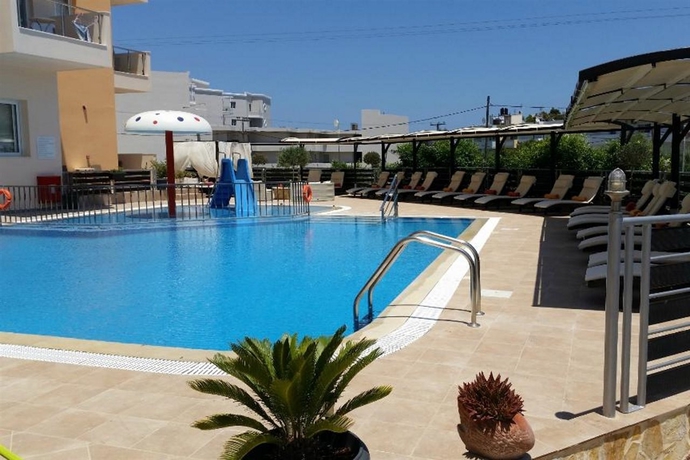 Imagen de la piscina del Hotel Nereides, K&aacute;rpatos Ciudad. Foto 7