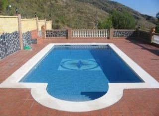 Imagen de la piscina del Hotel Nerja Azul. Foto 5
