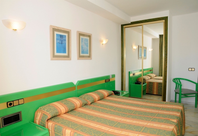 Imagen de la habitación del Hotel Nerja Club by Dorobe Hotels. Foto 5