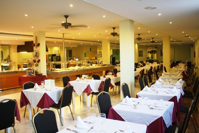 Imagen del bar/restaurante del Hotel Nerja Club by Dorobe Hotels. Foto 3
