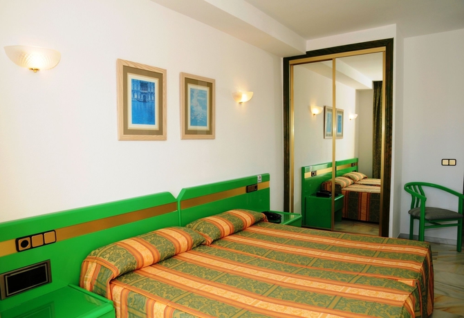 Imagen de la habitación del Hotel Nerja Club by Dorobe Hotels. Foto 6