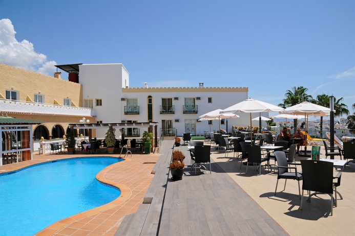 Imagen de la piscina del Hotel Nerja Club by Dorobe Hotels. Foto 16