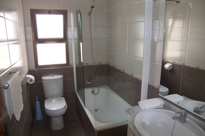 Imagen de la habitación del Hotel Nerja Villas Capistrano. Foto 7