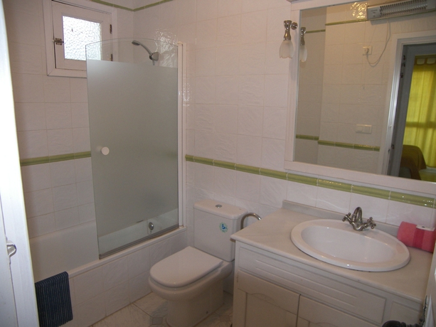 Imagen de la habitación del Hotel Nerja Villas Capistrano. Foto 9