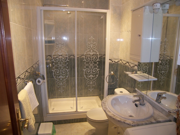 Imagen de la habitación del Hotel Nerja Villas Capistrano. Foto 13