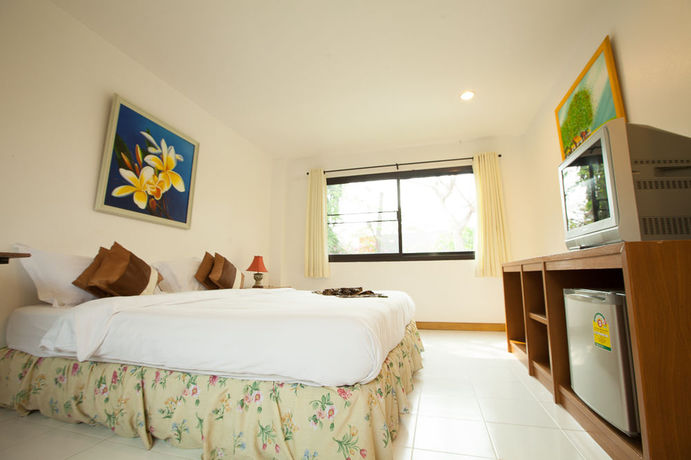 Imagen de la piscina del Hotel Nern Chalet Beachfront. Foto 16