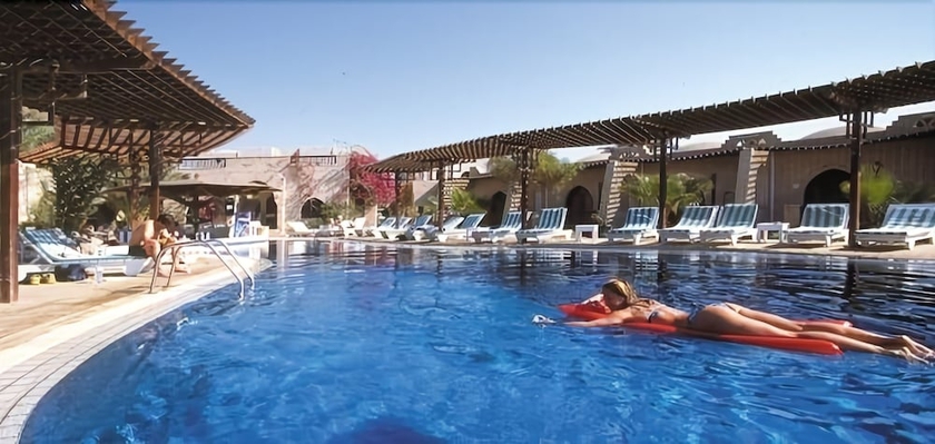 Imagen de la piscina del Hotel Nesima Resort. Foto 18