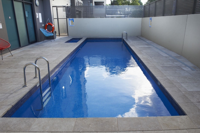 Imagen de la piscina del Hotel Nesuto Parramatta. Foto 14