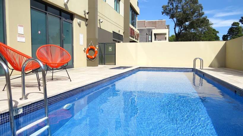 Imagen de la piscina del Hotel Nesuto Parramatta. Foto 16