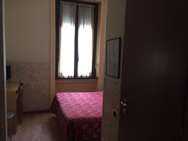 Imagen de la habitación del Hotel Nettuno, Milán. Foto 6