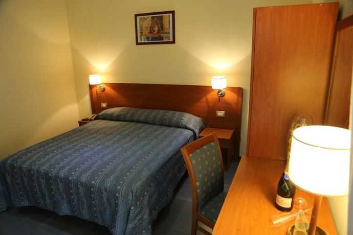 Imagen de la habitación del Hotel Nettuno, N&aacute;poles. Foto 4