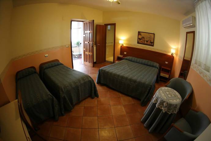 Imagen de la habitación del Hotel Nettuno, N&aacute;poles. Foto 10
