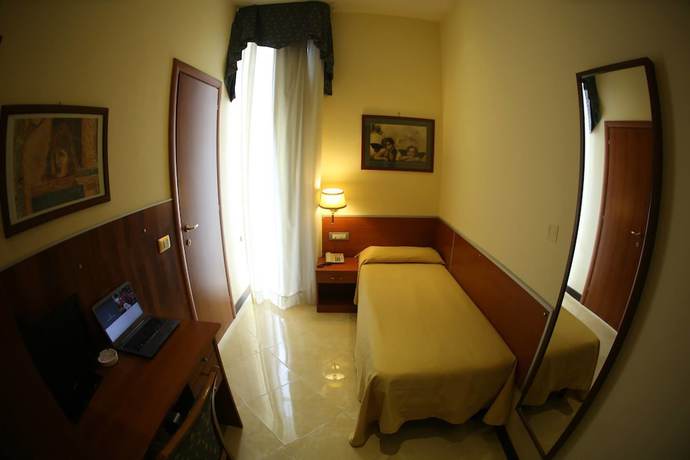 Imagen de la habitación del Hotel Nettuno, N&aacute;poles. Foto 13